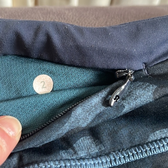 Lululemon size 2 fast and feee high rise tights with 3 pockets 28” inseam - Picture 4 of 4